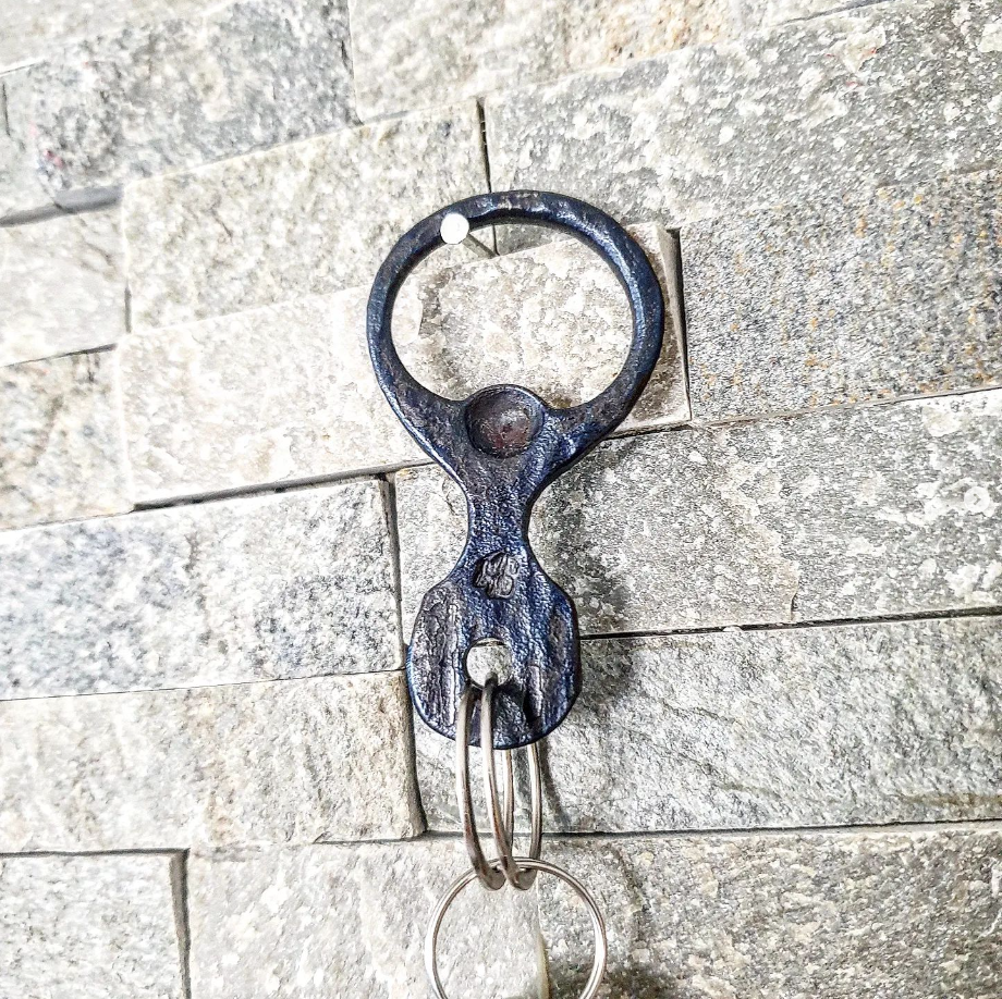 Décapsuleur forgé porte-clés